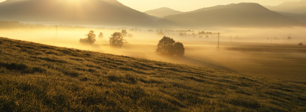 Landschaft mit Bergen bei Morgendämmerung