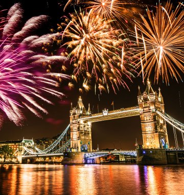 Die Tower Bridge in London während eines Feuerwerks