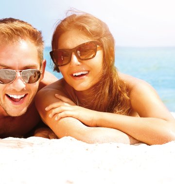 Paar liegt am Strand im Sand