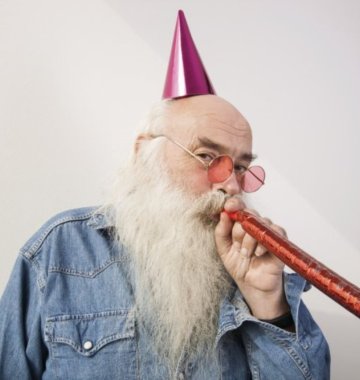 Alter Mann macht Party