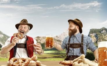 bayerische Hüttengaudi mit Bier und Brezeln, bayerische Tradition