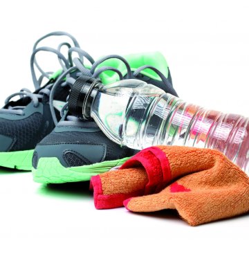 Rennschuhe mit Handtuch und Wasserflasche