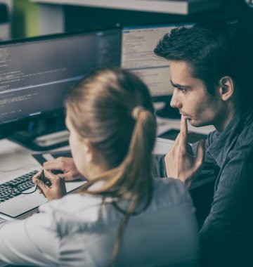 Entwickler vor Bildschirmen