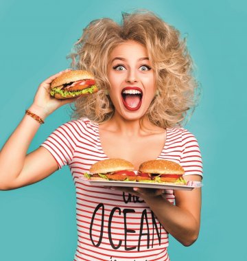 Frau isst Burger