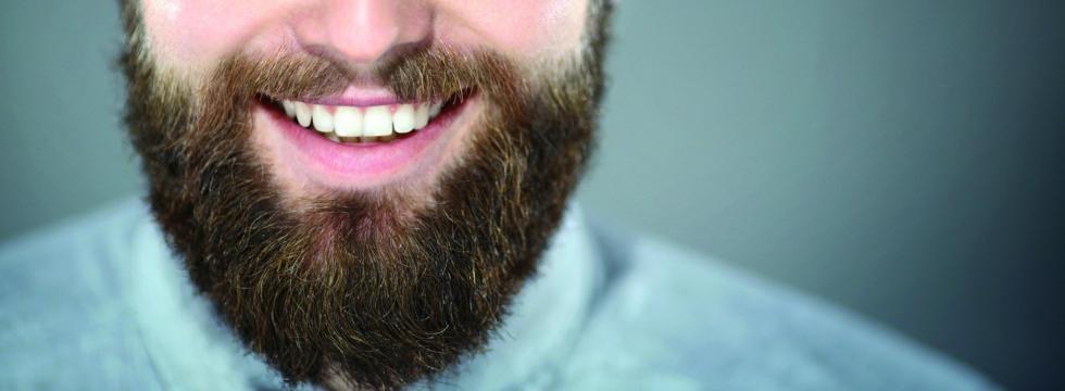 Lächeln eines Mannes mit Bart