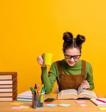 Frau zwischen Bücherstapeln