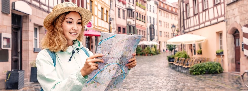 Touristin mit Karte
