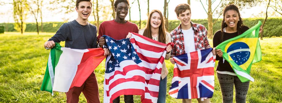 Jugendliche halten Flaggen verschiedener Nationalitäten