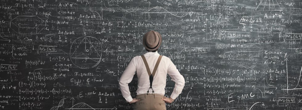 grammatisches-prinzip.mann-vor-tafel