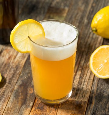 Zwei Gläser Radler mit Zitronendeko