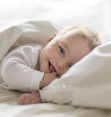 Bobbelsche Baby im Bett