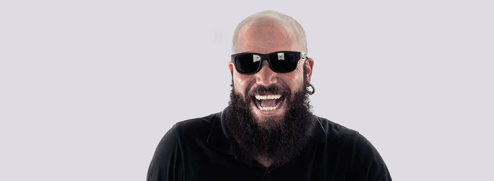 Mann mit Ohrring und Sonnenbrille