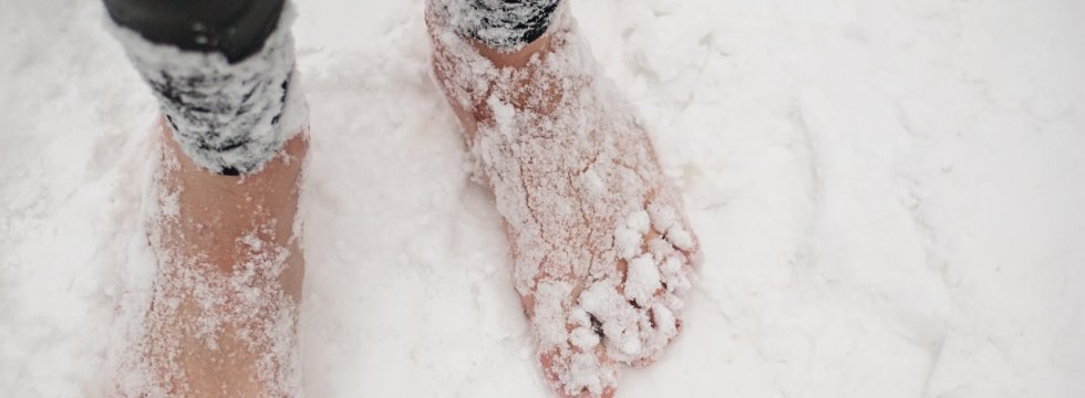 kalte-Füße-im-Schnee