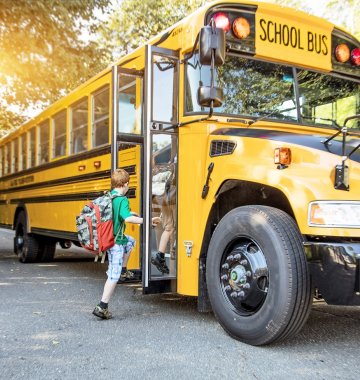 Kinder im Schulbus