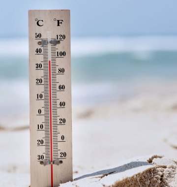 Thermometer liegt am Strand (Anzeige: 36°)