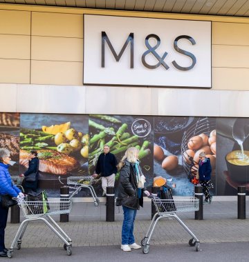 Schlange vor Supermarkt