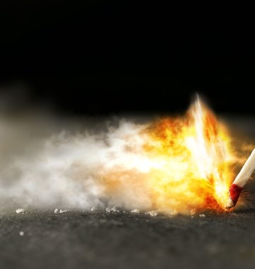 Streichholz wird durch Streichen auf einer Fläche angezündet