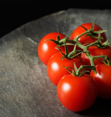 Tomaten liegen auf einem Untergrund