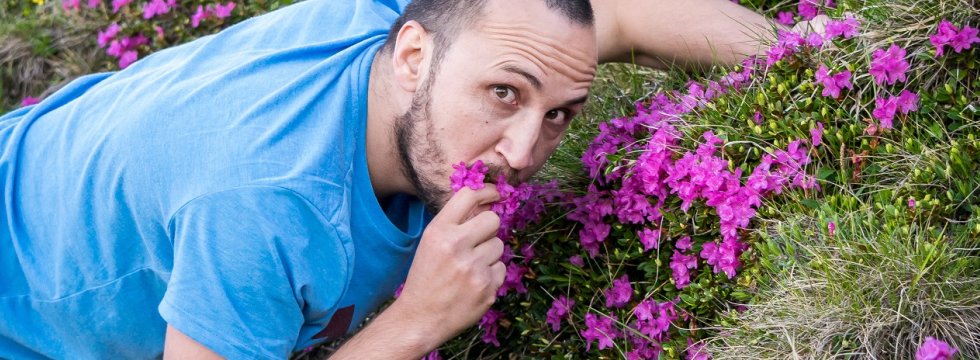 Mann isst Blumen