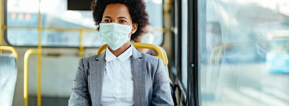 Frau mit Maske