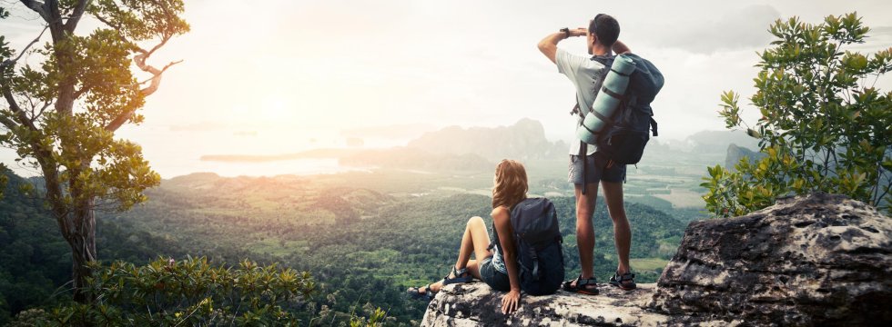 Backpacker-schauen-ind-den-Sonnenuntergang-Weltenbürger