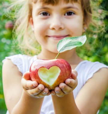 Mädchen mit Apfel