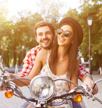 Paar auf einem Motorrad oder Fahrrad