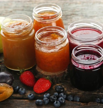 Marmeladengläser mit Obst dekoriert