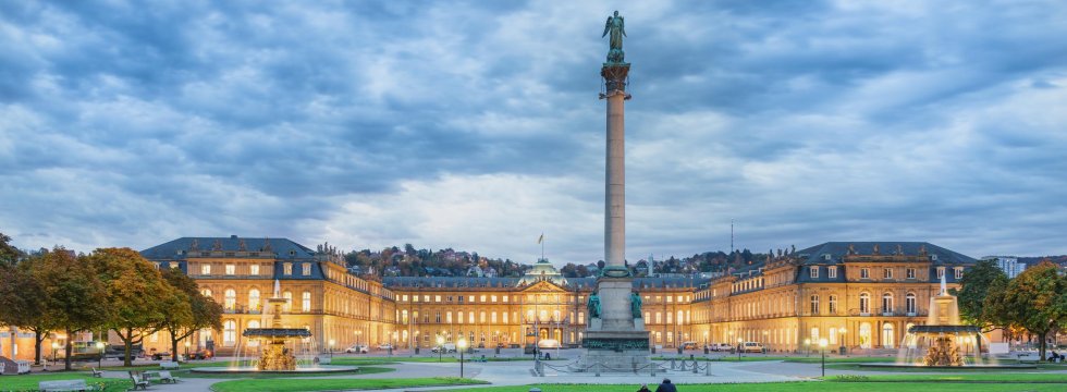 Der Stuttgarter Schlossplatz bei Abend