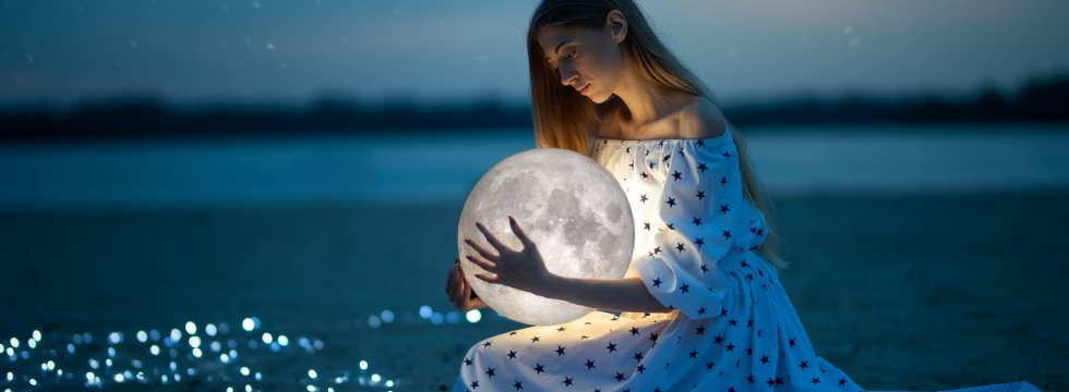 Frau schaut in die Zukunft