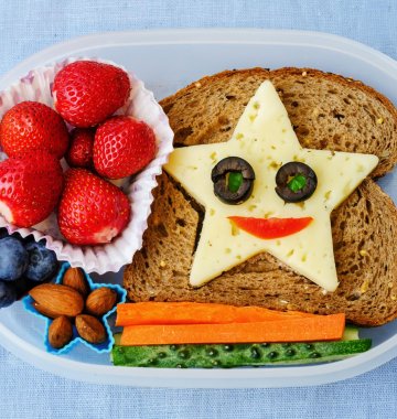 Schön dekoriertes Vesper mit einem sternförmigen Stück Käse auf dem Brot