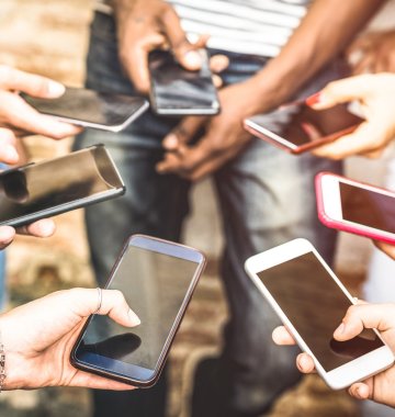 Gruppe Menschen mit Smartphones