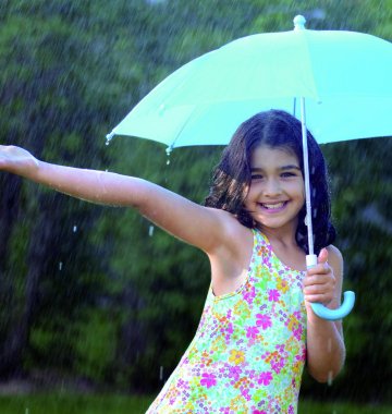 Mädchen steht unter Regen