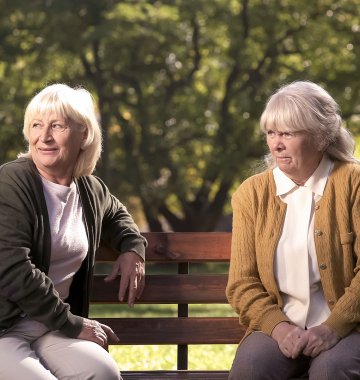 Frauen auf einer Parkbank