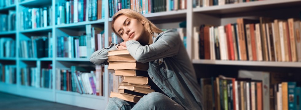 Studentin mit Büchern