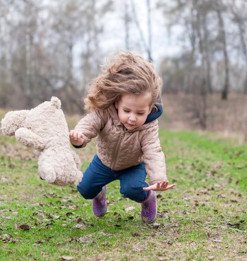 Mädchen im Wald fällt hin