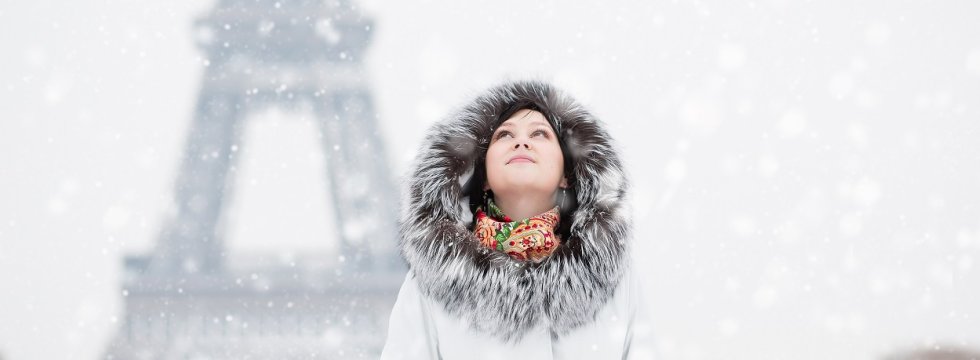 Frau Im Schnee unter dem Eiffelturm