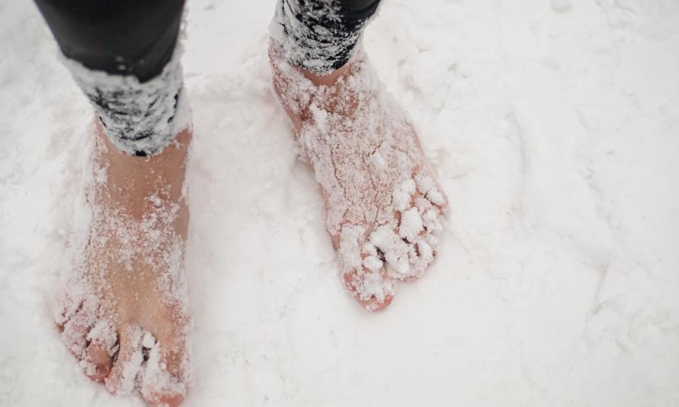 kalte-Füße-im-Schnee