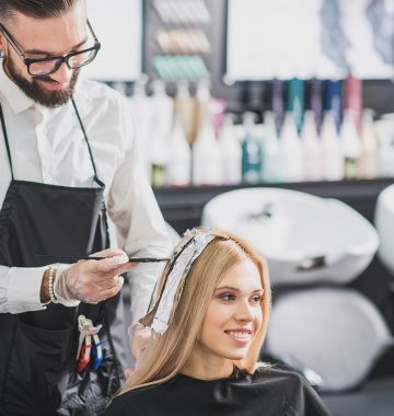 Frieseur färbt Haare