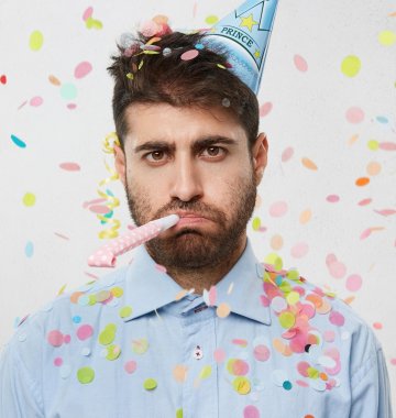 Pfeiffedaeggl Mann mit Partyhut
