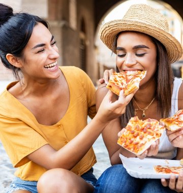 Freundinnen mit Pizza