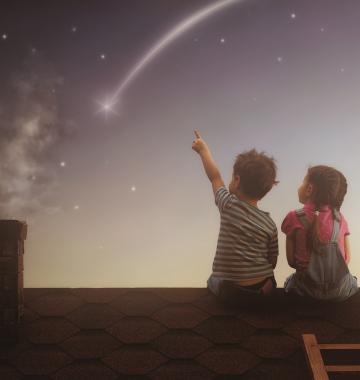 Kinder zeigen auf Sterne