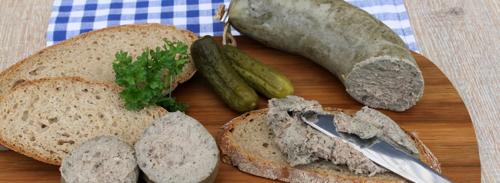 Bayrisches Weißwurstfrühstück mit Leberwurst auf einem Brett
