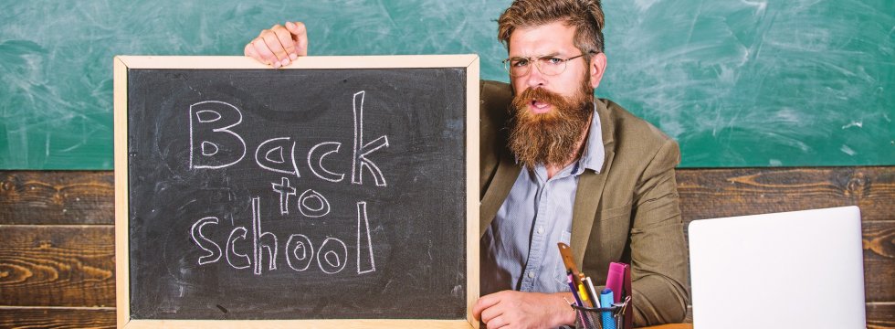Rechtschreibung-quiz-Lehrer-mit-Tafel