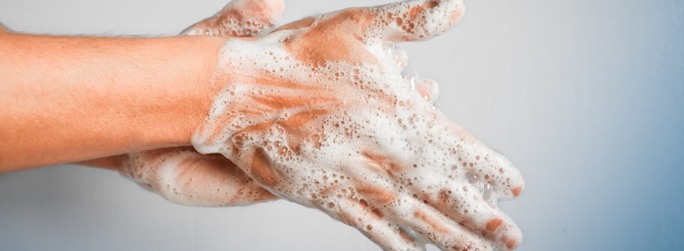 eine Hand wäscht die andere