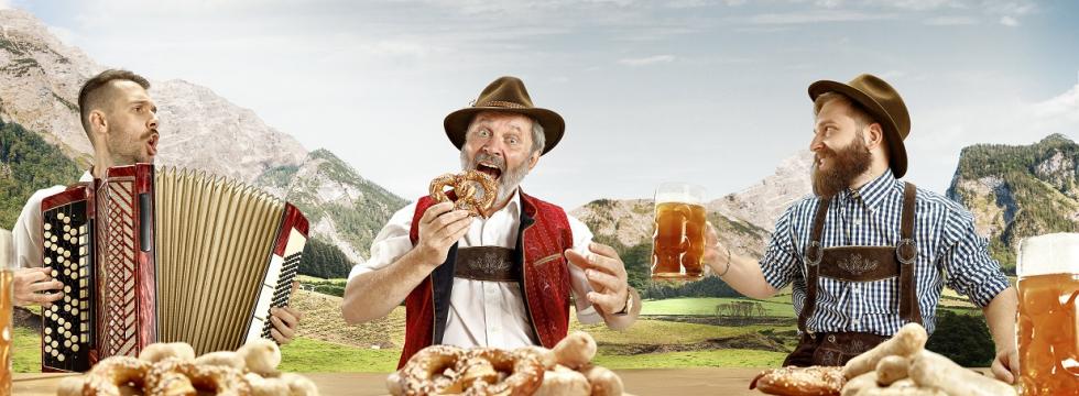 bayerische Hüttengaudi mit Bier und Brezeln, bayerische Tradition