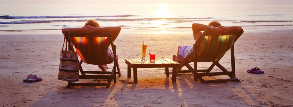 Menschen liegen am Strand