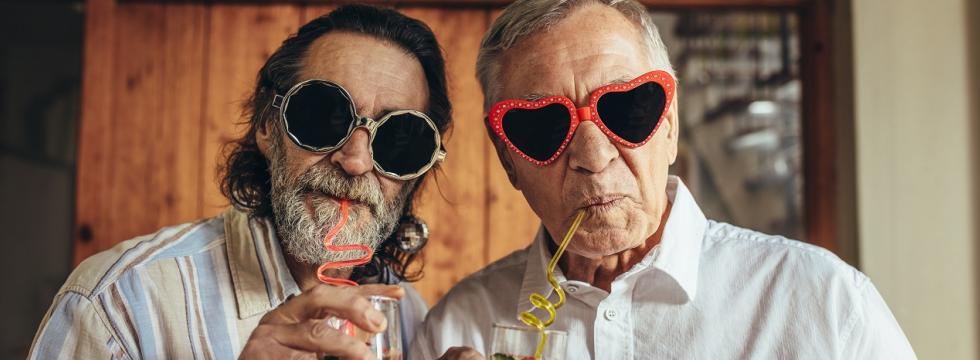 Zwei Senioren mit verrückten Brillen