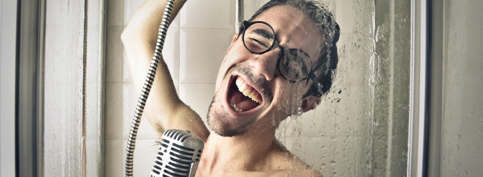 Lautprinzip-Mann-unter-der-Dusche-singt