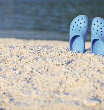 Crocs im Sand